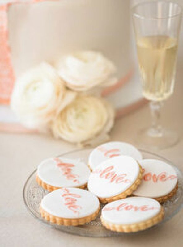 wedding cake en pâte à sucre or et bordeaux